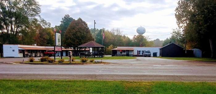 Tour-Inn Motel (Tour-In Motel) - Web Listing (newer photo)